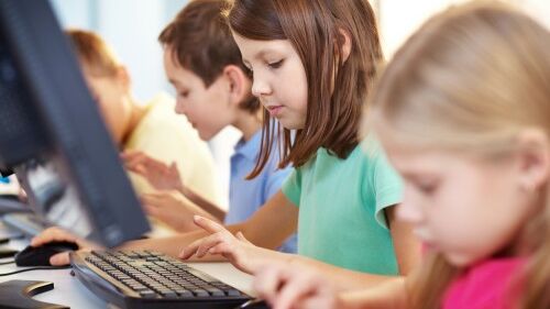 Primarstufe Kinder am Computer