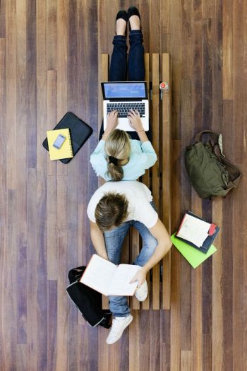 2 Studenten, Rücken an Rücken