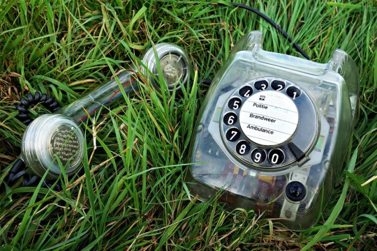 Kontakt PH Linz International Office Wahlscheibentelefon im Gras